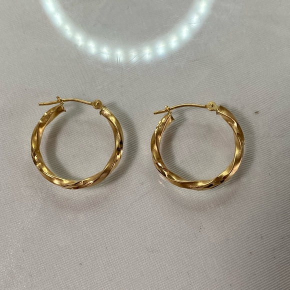 14K YELLOW GOLD Classic twisted hoop earrings matte and shine REAL GOLD vintage - Picture 7 of 15
